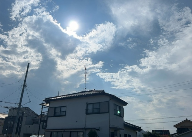 【バルコニー】 | バルコニーは、室外の専用スペースのうち、「屋根がなく開放された空間」であるものを指します。ベランダより広いタイプのものが多く、日当たりもよいため家庭菜園などを楽しみたい人にとって適した環境となります。