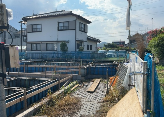 【構造・工法・仕様】 | 木造住宅とは土台、壁、柱など建築物の強度を支える構造体の材に木が使用されている構造を指します。構造体は建物の自重を支えるだけではなく風圧や水圧、積裁荷重などあらゆる衝撃に耐えるための基礎です。