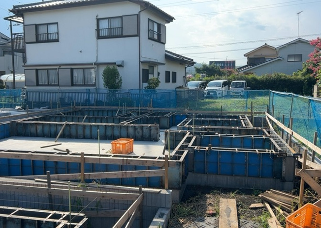 【構造・工法・仕様】 | ベタ基礎とは、柱の位置に関係なく全体に基礎がある事を指し、面積が大きい分建物の重さを全体に分散できます。また、地面からの湿気や害虫を遮断でき、木造住宅で心配されるシロアリ被害を防ぐ効果も期待できます。