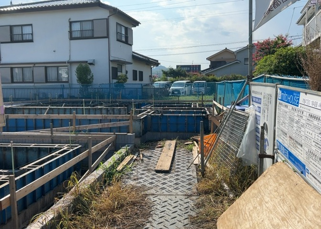 【冷暖房・空調設備】 | 基礎パッキング工法とは、床下の換気確保のため基礎と土台の間に緩衝材を挟み込む工法です。土台の下に数十センチの間隔で設置されるため、全体的な隙間が生まれます。床下換気口に比べて高い通気性が確保されます。