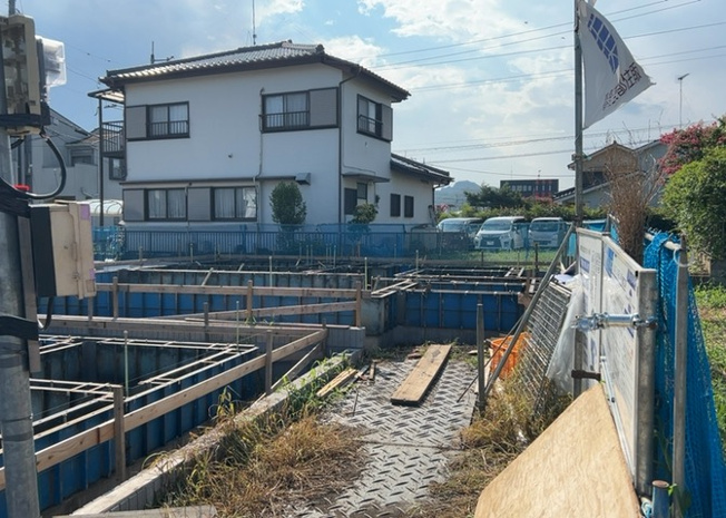 【外観】 | 現地に行くなら、物件の周囲の地形がどうなっているかを見ることも大切です。周辺より低くなっている土地では、大雨などで水が集まりやすいため、地盤が弱くなっているということも考えられるため、注意が必要です。