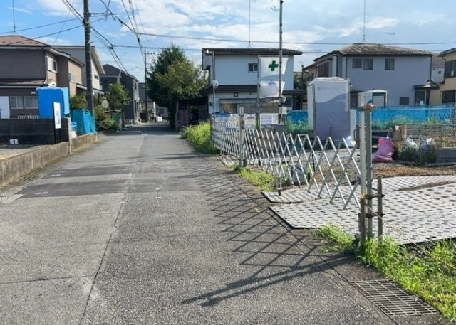 【前面道路含む現地写真】 | 道幅が狭い場所は比較的土地の値段が低いことが多く、また交通量が少ないため騒音が少なく静かな環境で過ごせます。また、小さいお子様がいるご家庭も安心です。一方で車の駐車が難しいというデメリットもあります。