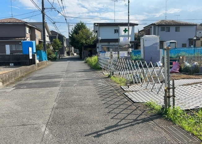【前面道路含む現地写真】 | 道幅が広い場所は日当たりや風通が良好です。幅が広いのですれ違いも可能ですし大きな車でも駐車可能！一方で、大型車が通ることも多くなるため交通量の増加により騒音に繋がります。また土地の値段が高くなります。