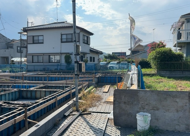 【外観】 | 現在は更地となっています。現地をご見学に行く際は、道路の幅や周辺の交通量、施設などをご確認頂くことをおすすめします！ある程度イメージをつけたいという場合は、同売主の施工事例や完成パースもお見せします。