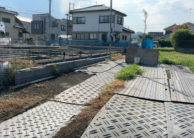 【駐車場】 | 車一台あたりに必要なスペースは、標準サイズの普通自動車で横幅2m50cm、長さ5mは必要になります。ただし、乗降のことも考慮して横幅3m30cm、長さ5m50cmほどは確保できるところを選びましょう。