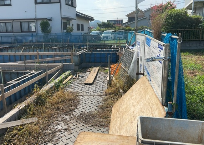 【庭】 | 庭のある家に住むことのメリットとして、子どもたちの遊び場を確保できること、ガーデニングや家庭菜園を楽しめること、明るさを確保できることがあります。また、配置を工夫することでプライバシーが確保できます。