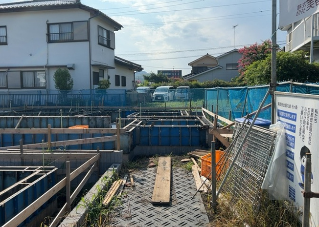 【玄関】 | 玄関は、狭すぎると複数人で使いにくく、広すぎても無駄な空間になりがちです。最低2畳を目安にして、家の広さとの兼ね合いや家族の人数を考慮して決めるとよいでしょう。現地を見学して快適な玄関を選びましょう！