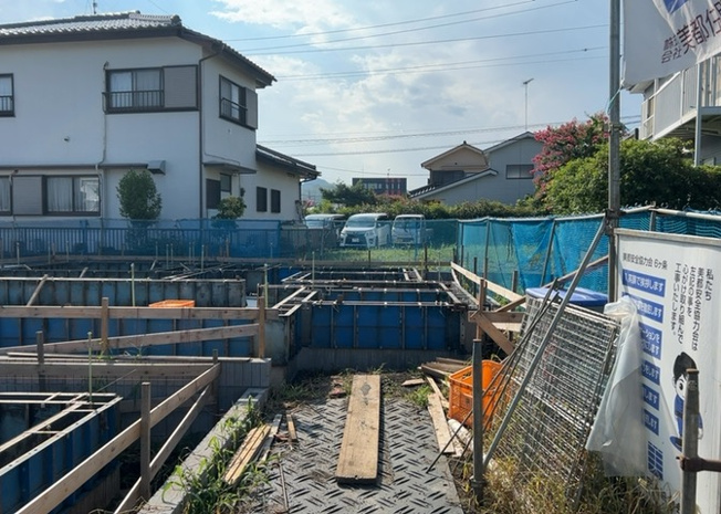 【玄関】 | 玄関ポーチにおいて最も重視すべきと言っても良いのが広さです。適切な広さの玄関ポーチでないと外見的なバランスは崩れてしまいますし、何より使いにくくなってしまいますので、現地で実際に下見をしてみましょう！