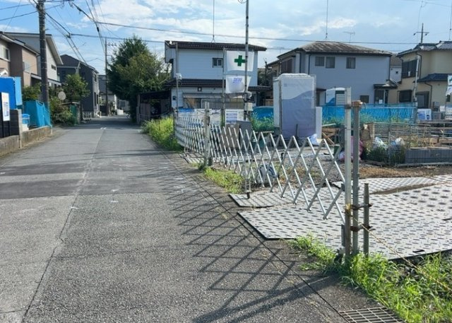 【前面道路含む現地写真】 | 住宅用の土地では前面道路に2m以上接していなければならないと法律で定められています。しかし、お持ちの車のサイズやライフスタイルなどにより、2mでは利便が悪い場合もございますので、事前に確認しましょう。