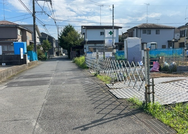 【前面道路含む現地写真】 | お持ちの車種によっては前面道路が広い方が便利でしょう。しかし、前面道路が広ければその分交通量が多くなるため、騒音などが気になる場合があります。実際に現地を見学し、周辺交通量や騒音などを確認しましょう！