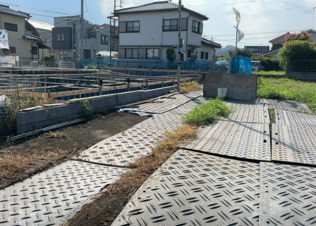 【駐車場】 | 駐車場と明記されていても、最小スペースでつくられた駐車場だと大型車は駐車できなかったり、出入りしにくくなったりする可能性があります。お車のサイズと購入したい物件の駐車場のサイズを現地で確認しましょう。