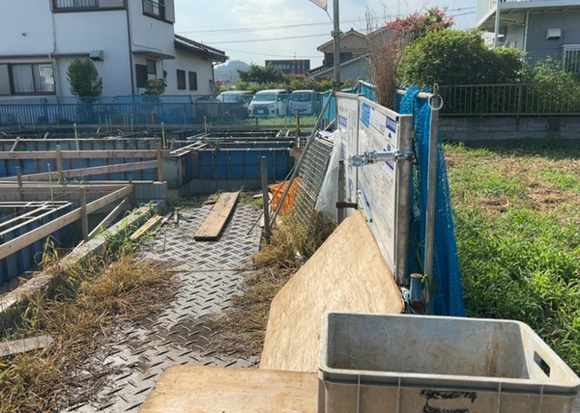 【庭】 | 庭があることでガーデニングや家庭菜園はもちろん、こどもの遊び場やペットを放して遊ぶことができます。また、家の周囲に余裕があるということです。隣地との間があれば、十分な日当たりと、風通しが確保できます。