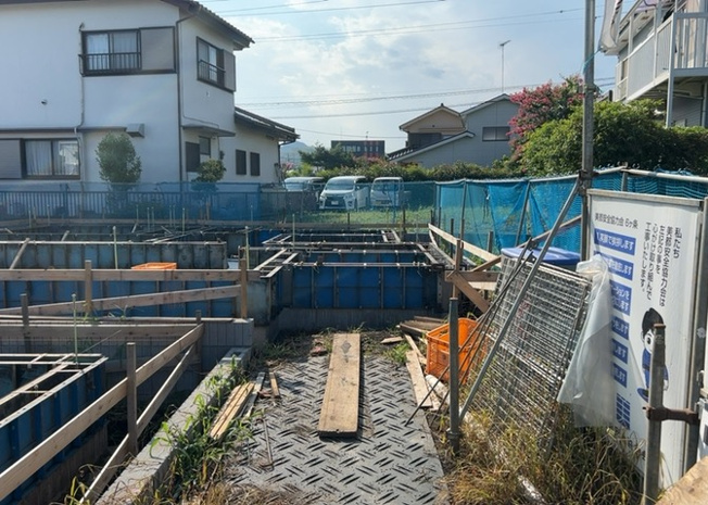 【玄関】 | 玄関は家の顔でもあり、家族以外の目にも止まる場所です。玄関は外との間を仕切る扉、靴などをしまっておく収納スペース、靴脱ぎのたたきスペース、来客とのやり取りをするドアホンなど複数のアイテムからなります。