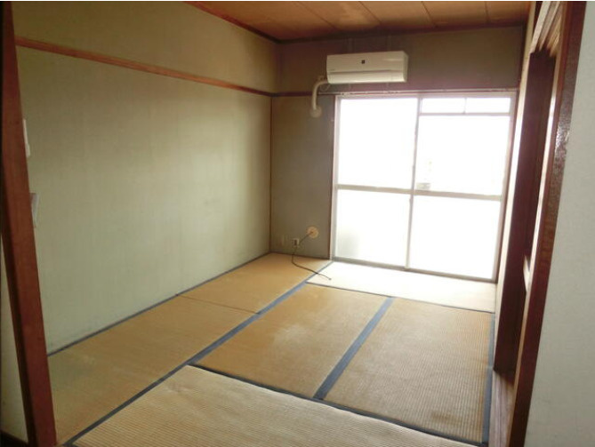 「高知市中心部近郊の好立地」高知市稲荷町　中古マンションの和室|大きな窓からたっぷりと自然光が差し込む明るい和室☆自分のための時間を楽しめるくつろぎの空間です