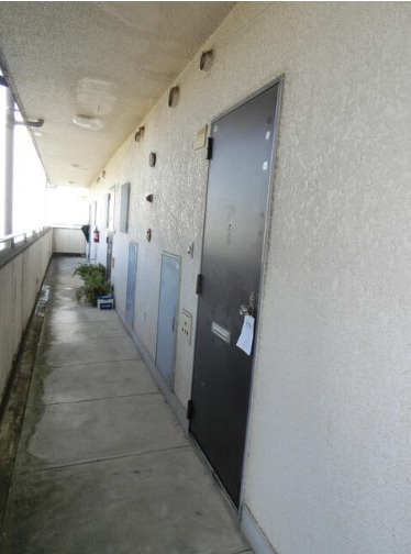 「高知市中心部近郊の好立地」高知市稲荷町　中古マンションのその他|玄関前通路は、ご近所の方とのすれ違う際にも十分な幅があります♪