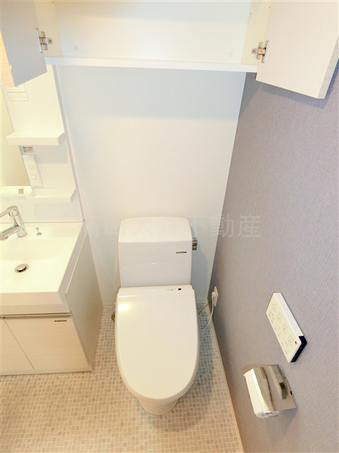 CREST　TAPP羽田のトイレ|吊戸棚と温水洗浄便座付きのトイレ