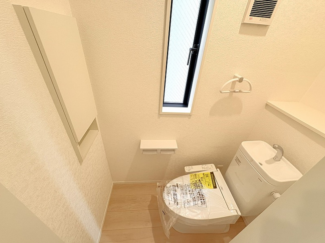 【トイレ】 | 東久留米市前沢4丁目　新築一戸建住宅　全3棟　(保谷店) | 温水洗浄機能付、清潔感のあるトイレ。埋め込み収納があり生活感の出にくいスッキリとした空間です。