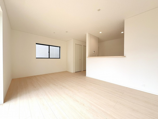 【居間・リビング】 | 東久留米市前沢4丁目　新築一戸建住宅　全3棟　(保谷店) | 暮らしの中心となるリビングは、ご家族で心地良く過ごせる空間に。