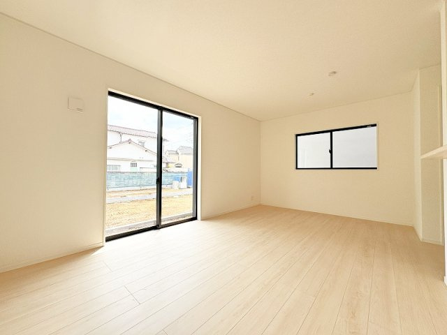 【居間・リビング】 | 東久留米市前沢4丁目　新築一戸建住宅　全3棟　(保谷店) | 2面採光のため陽当り・通風良好。ナチュラルな美しさを放つリビング。