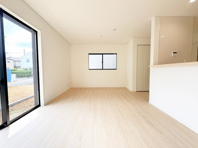 【居間・リビング】 | 東久留米市前沢4丁目　新築一戸建住宅　全3棟　(保谷店) | 収納スペース付きですので、掃除用具なども生活感を隠しつつしまうことができます。