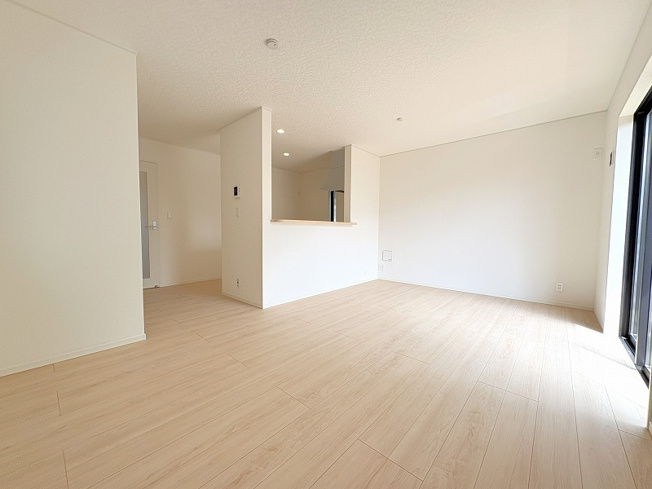 【居間・リビング】 | 東久留米市前沢4丁目　新築一戸建住宅　全3棟　(保谷店) | 広々としたリビングはソファーなどの家具もラクラク置くことができます。

