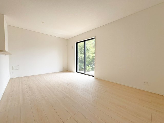 【居間・リビング】 | 東久留米市前沢4丁目　新築一戸建住宅　全3棟　(保谷店) | 開放的な空間でゆったりとやすらぎに包まれた時をお過ごしください。