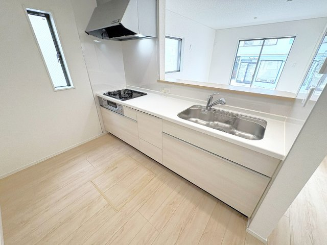 【キッチン】 | 東久留米市前沢4丁目　新築一戸建住宅　全3棟　(保谷店) | 足元にはストック置き場にも便利な床下収納付き。