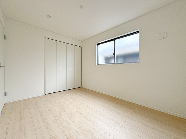 【寝室】 | 東久留米市前沢4丁目　新築一戸建住宅　全3棟　(保谷店) | 2階6.0帖/落ち着いた色味のクロスとフローリングでほっと一息つける空間。