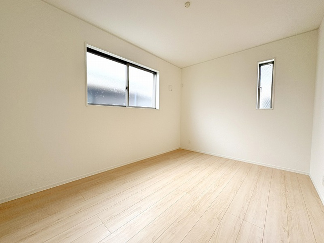 【寝室】 | 東久留米市前沢4丁目　新築一戸建住宅　全3棟　(保谷店) | 2階6.0帖/全居室に収納スペースが備わりお部屋を広々お使いいただけます。