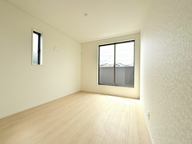 【洋室】 | 東久留米市前沢4丁目　新築一戸建住宅　全3棟　(保谷店) | 2階5.8帖/明るい色味のフローリングで開放感のある室内。