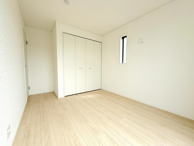 【洋室】 | 東久留米市前沢4丁目　新築一戸建住宅　全3棟　(保谷店) | 2階5.8帖/大きな窓から差し込む光がお部屋を明るく照らします。