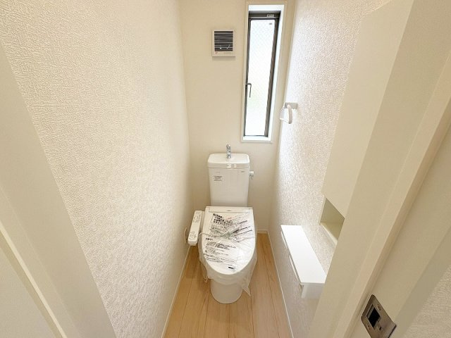 【トイレ】 | 東久留米市前沢4丁目　新築一戸建住宅　全3棟　(保谷店) | 温水洗浄機能付、清潔感のあるトイレ。埋め込み収納があり生活感の出にくいスッキリとした空間です。