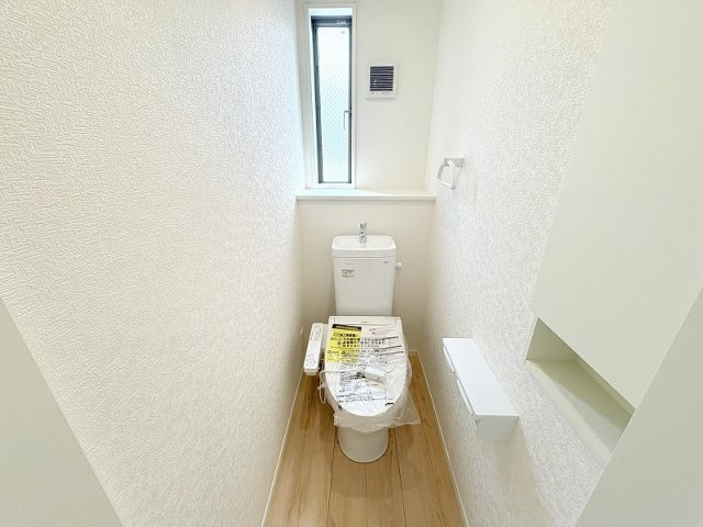 【トイレ】 | 東久留米市前沢4丁目　新築一戸建住宅　全3棟　(保谷店) | 各階に設置されているので朝の混雑する時間帯も安心。