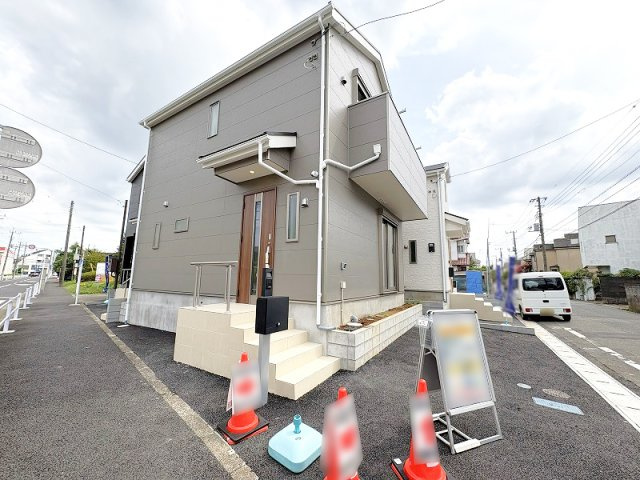 【外観】 | 東久留米市前沢4丁目　新築一戸建住宅　全3棟　(保谷店) | 徒歩4分のバス停『前沢四丁目』から西武新宿線「花小金井」駅、西武池袋線「東久留米」駅、JR中央線「武蔵小金井」駅へのバスが運行されています。