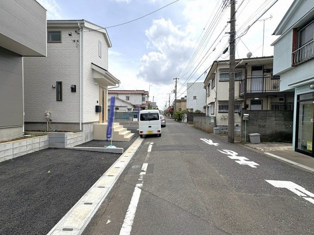 【前面道路含む現地写真】 | 東久留米市前沢4丁目　新築一戸建住宅　全3棟　(保谷店) | スーパーまで徒歩5分。お買い物もラクラク行ける距離です。