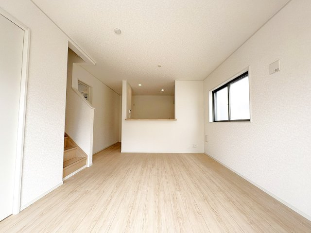 【居間・リビング】 | 東久留米市前沢4丁目　新築一戸建住宅　全3棟　(保谷店) | 暮らしの中心となるリビングは、ご家族で心地良く過ごせる空間に。