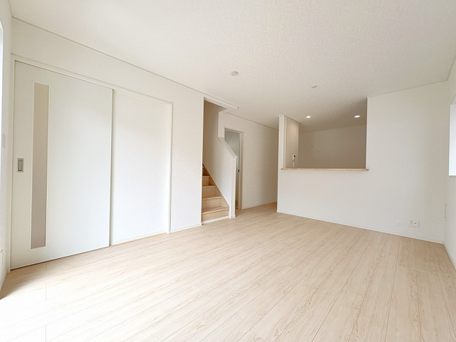 【居間・リビング】 | 東久留米市前沢4丁目　新築一戸建住宅　全3棟　(保谷店) | ご家族と顔を合わせる機会が増え、自然と会話が生まれるリビング階段。