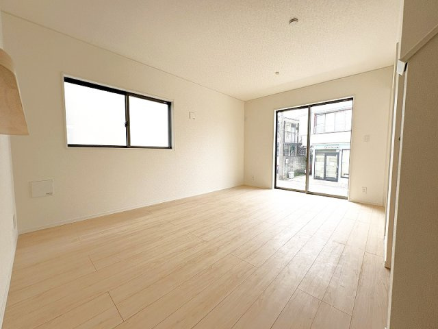 【居間・リビング】 | 東久留米市前沢4丁目　新築一戸建住宅　全3棟　(保谷店) | 2面採光のため陽当り・通風良好。ナチュラルな美しさを放つリビング。