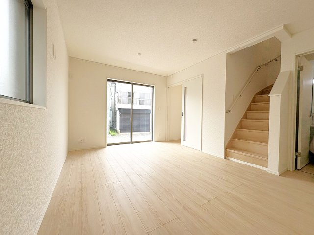 【居間・リビング】 | 東久留米市前沢4丁目　新築一戸建住宅　全3棟　(保谷店) | 開放的な空間でゆったりとやすらぎに包まれた時をお過ごしください。