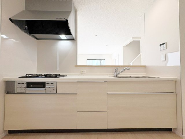 【キッチン】 | 東久留米市前沢4丁目　新築一戸建住宅　全3棟　(保谷店) | 作業をしつつ、ご家族との会話を楽しめる対面式キッチン。