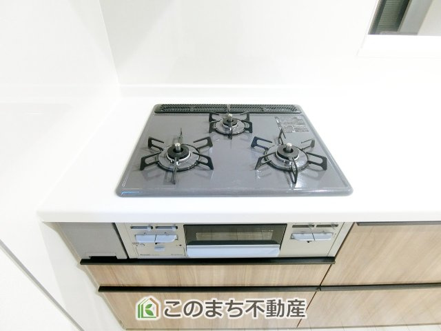 グラファーレ宇都宮市清原台17期のキッチン|三ツ口コンロ採用で、同時調理もスムーズ◎！お料理を並べられるカウンター付きで、配膳・片付けをサポート！リビングで過ごすご家族とコミュニケーションを楽しみながら作業可能です♪