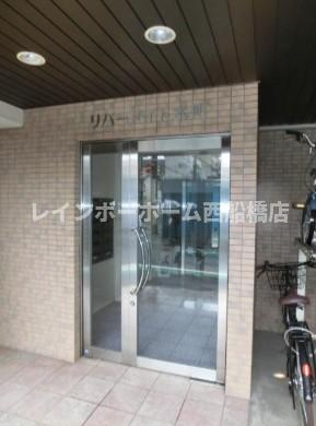 リバーメイト本町のエントランス