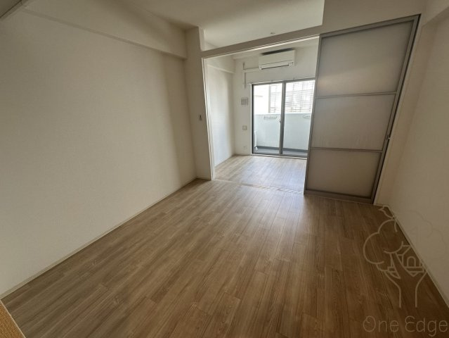 APRILE南森町の居間・リビング