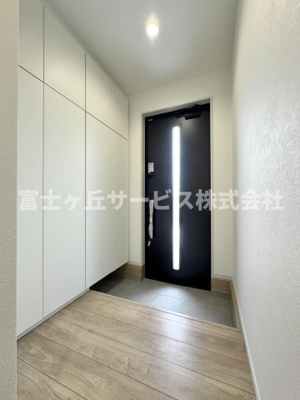 【玄関】 | 静岡市清水区三保松原町 2期 新築一戸建て 1号棟 | 収納もある玄関です