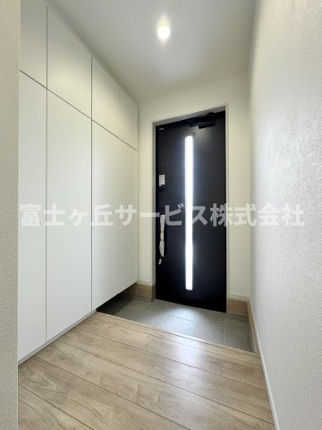 【玄関】 | 静岡市清水区三保松原町 2期 新築一戸建て 1号棟 | 収納もある玄関です