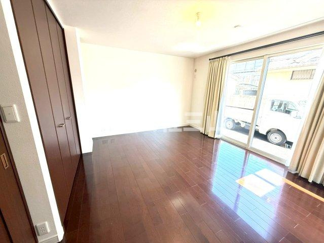 田柄1丁目戸建の居間・リビング|こちらのリビングで趣味の時間をお楽しみください