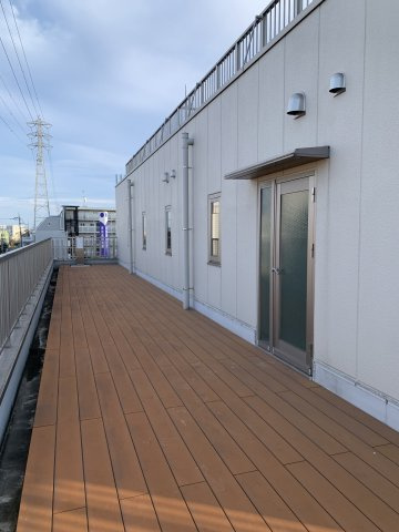 スプリング河辺駅前メディカルビルのバルコニー|開放的で明るい空間を演出してくれるバルコニーです
