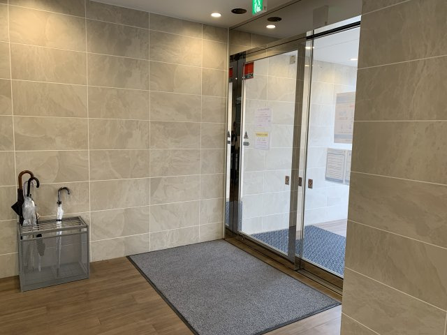 スプリング河辺駅前メディカルビルの玄関|ゆったりとした玄関です