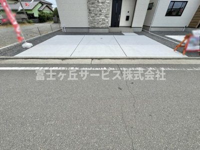 【駐車場】 | 静岡市清水区三保松原町 2期 新築一戸建て 2号棟 | 車種により3台駐車可能です