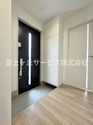 【玄関】 | 静岡市清水区三保松原町 2期 新築一戸建て 2号棟 | 収納もある玄関です
